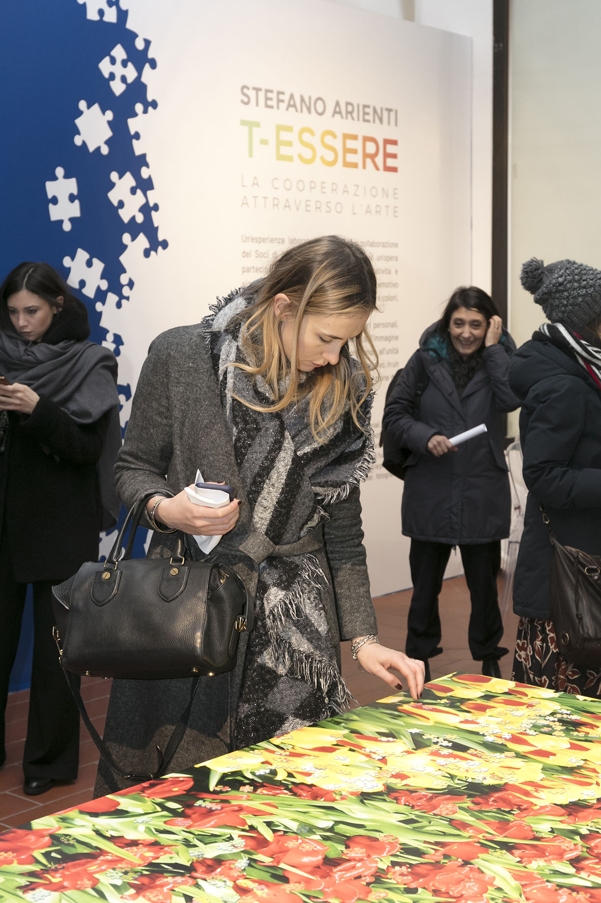 Un'immagine che ritrae moda, capispalla, borsa, tessile e bagagli e borse.