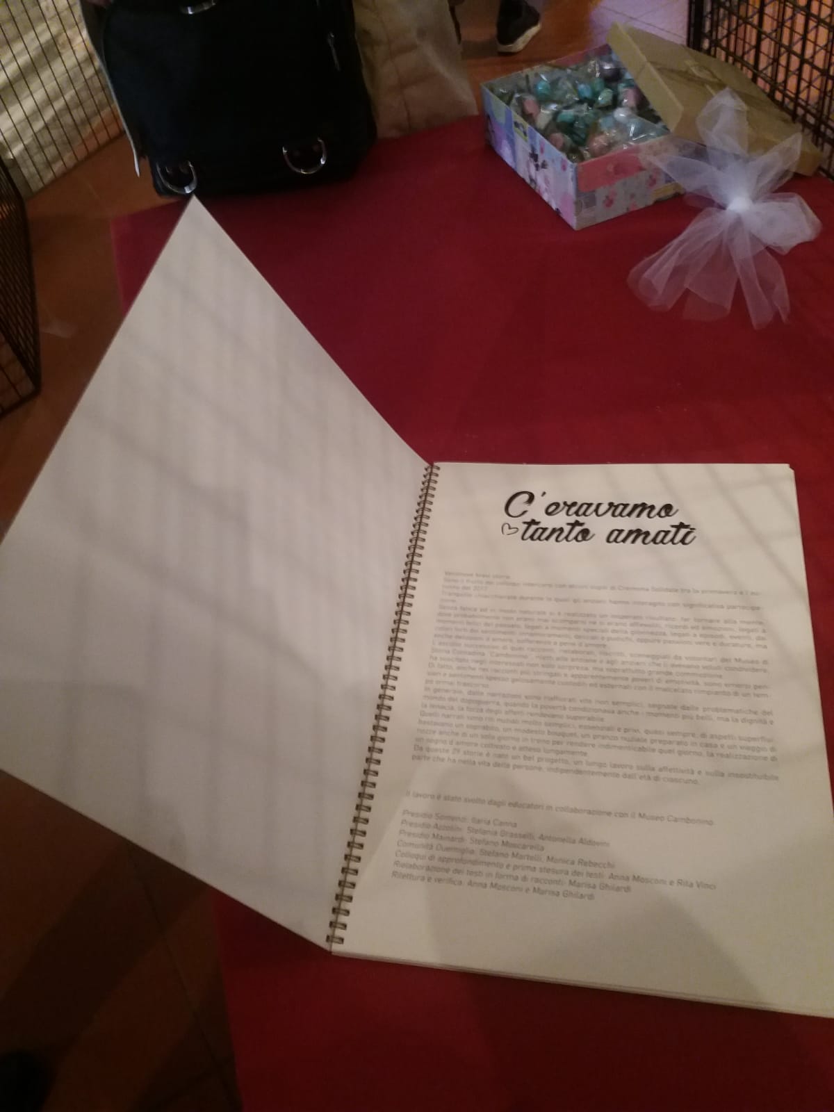 Un'immagine che ritrae carta, prodotto di carta, forniture per ufficio, pubblicazione e cartoleria.