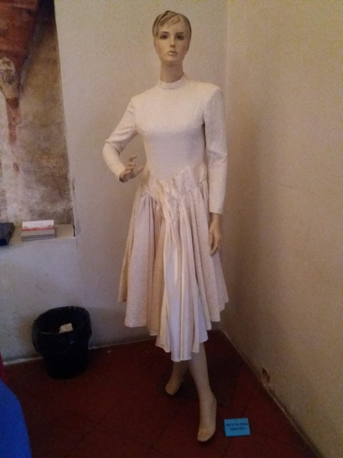 Un'immagine che ritrae manica, moda, collo, tessile e indumento monopezzo.