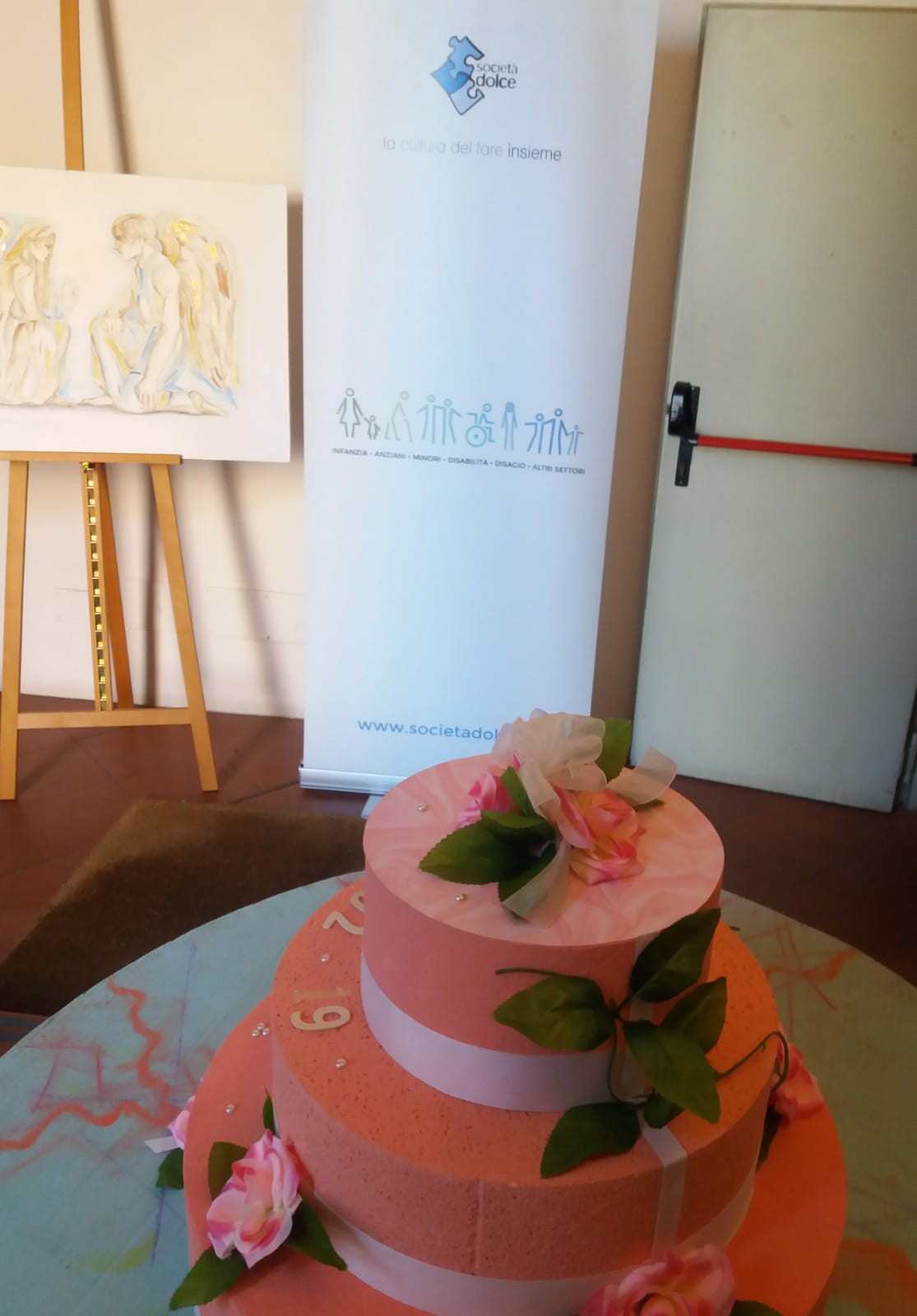 Un'immagine che ritrae arancia, glassa fondente, pasta di zucchero, decorazione di torte e torta.