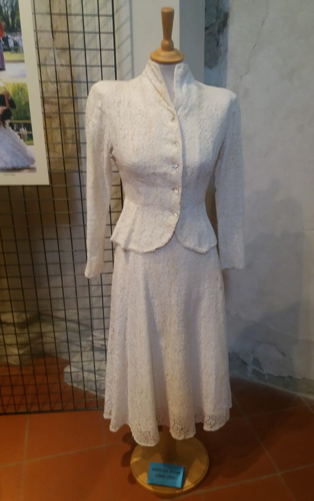 Un'immagine che ritrae manica, collare, bianco, moda e tessile.