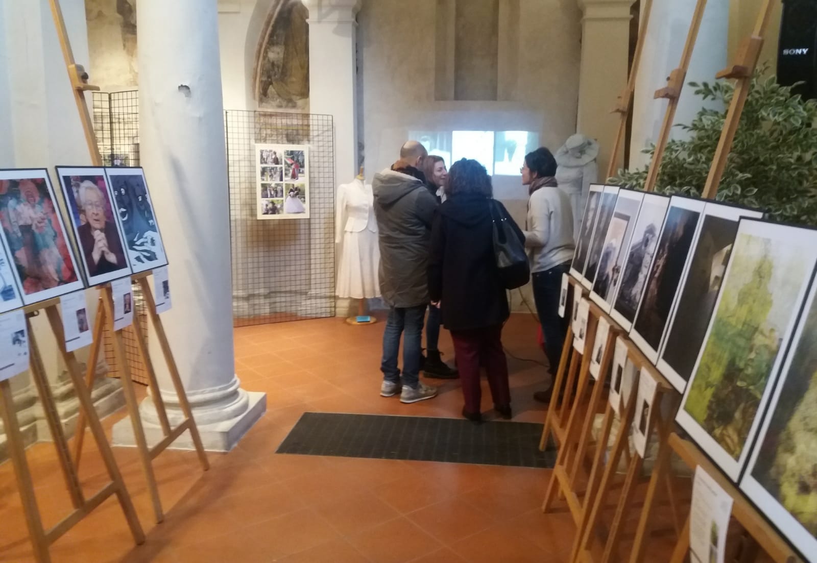 Un'immagine che ritrae mostra, poster, pubblicità, cavalletto e bandiera.