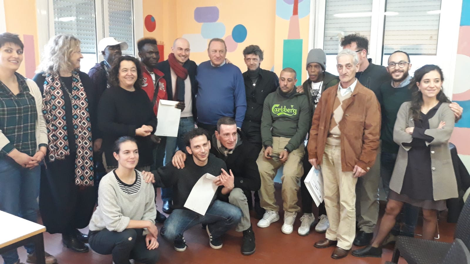 Un'immagine che ritrae sorriso, viso, jeans, pantaloni e gruppo sociale.