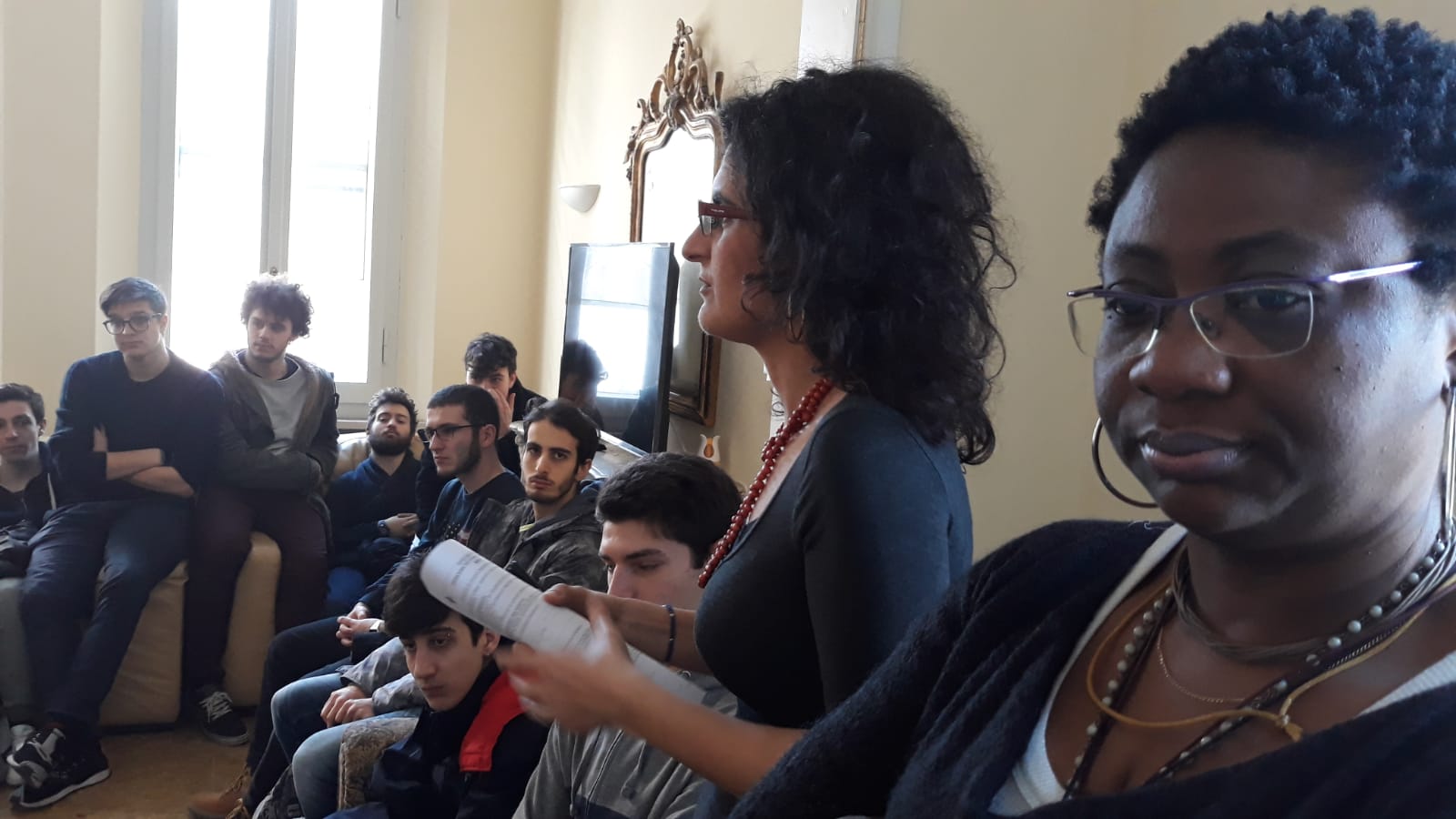Un'immagine che ritrae capelli, gruppo sociale, giacca, gioventù e interazione.