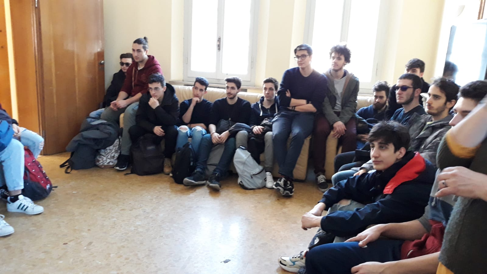 Un'immagine che ritrae viso, scarpa, pantaloni, jeans e gruppo sociale.
