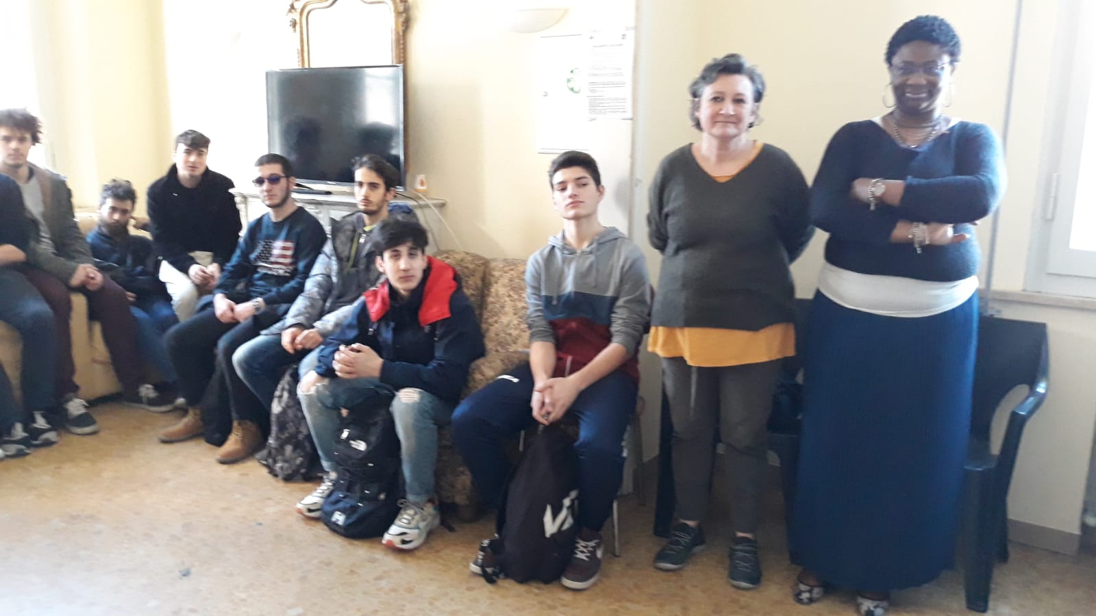 Un'immagine che ritrae viso, scarpa, jeans, pantaloni e gruppo sociale.