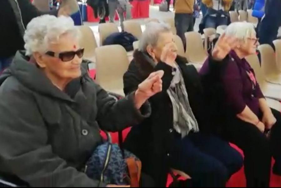 Un'immagine che ritrae capelli, occhiali, capispalla, comunità e giacca.
