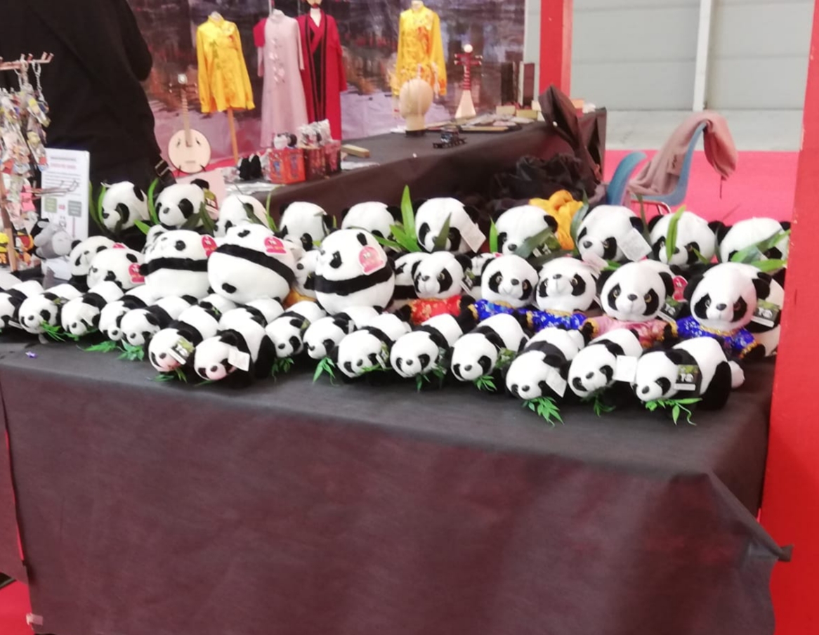 Un'immagine che ritrae panda gigante, peluche, giocattolo, carnivori e muso.