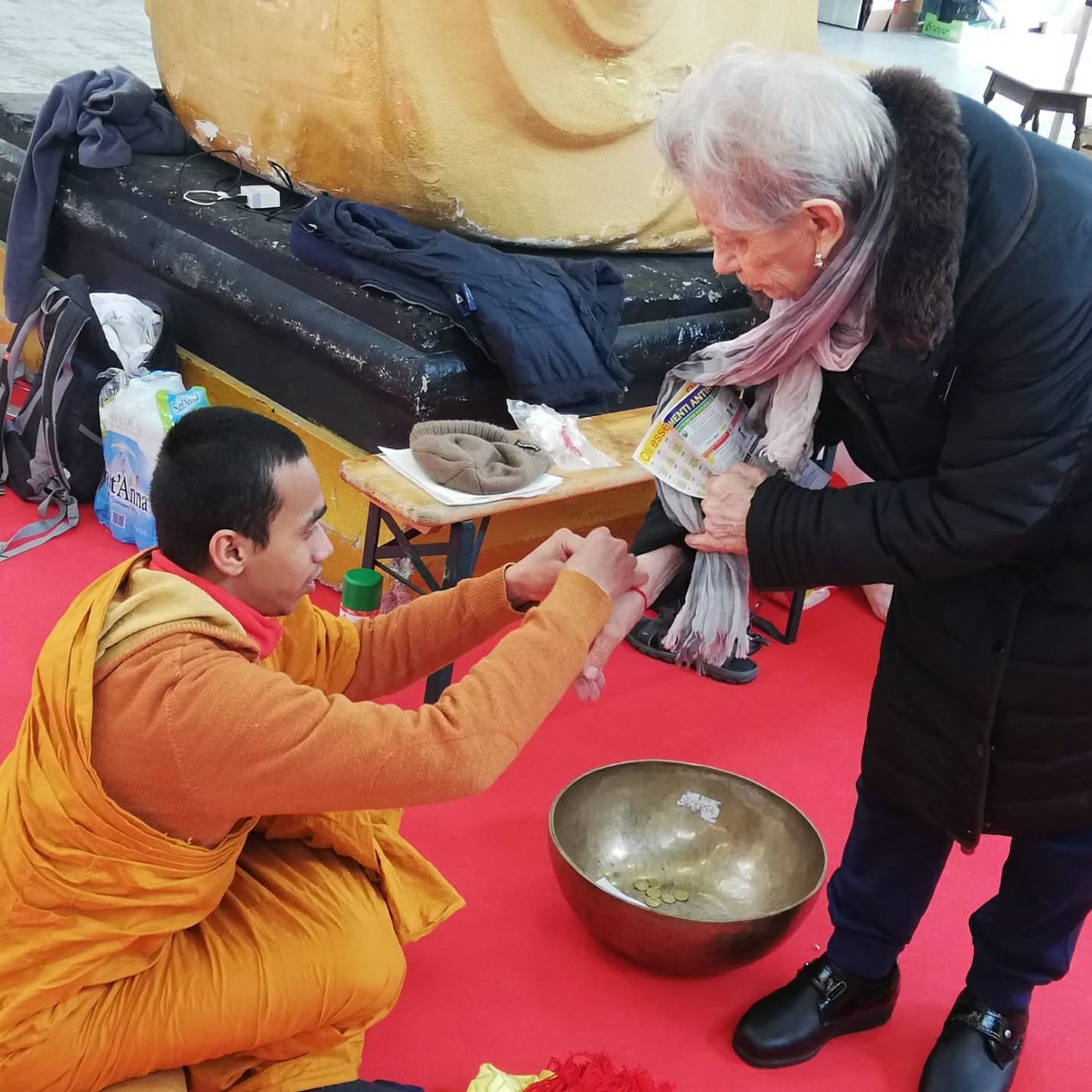 Un'immagine che ritrae monaco, lama, guru, maestro zen e rituale.