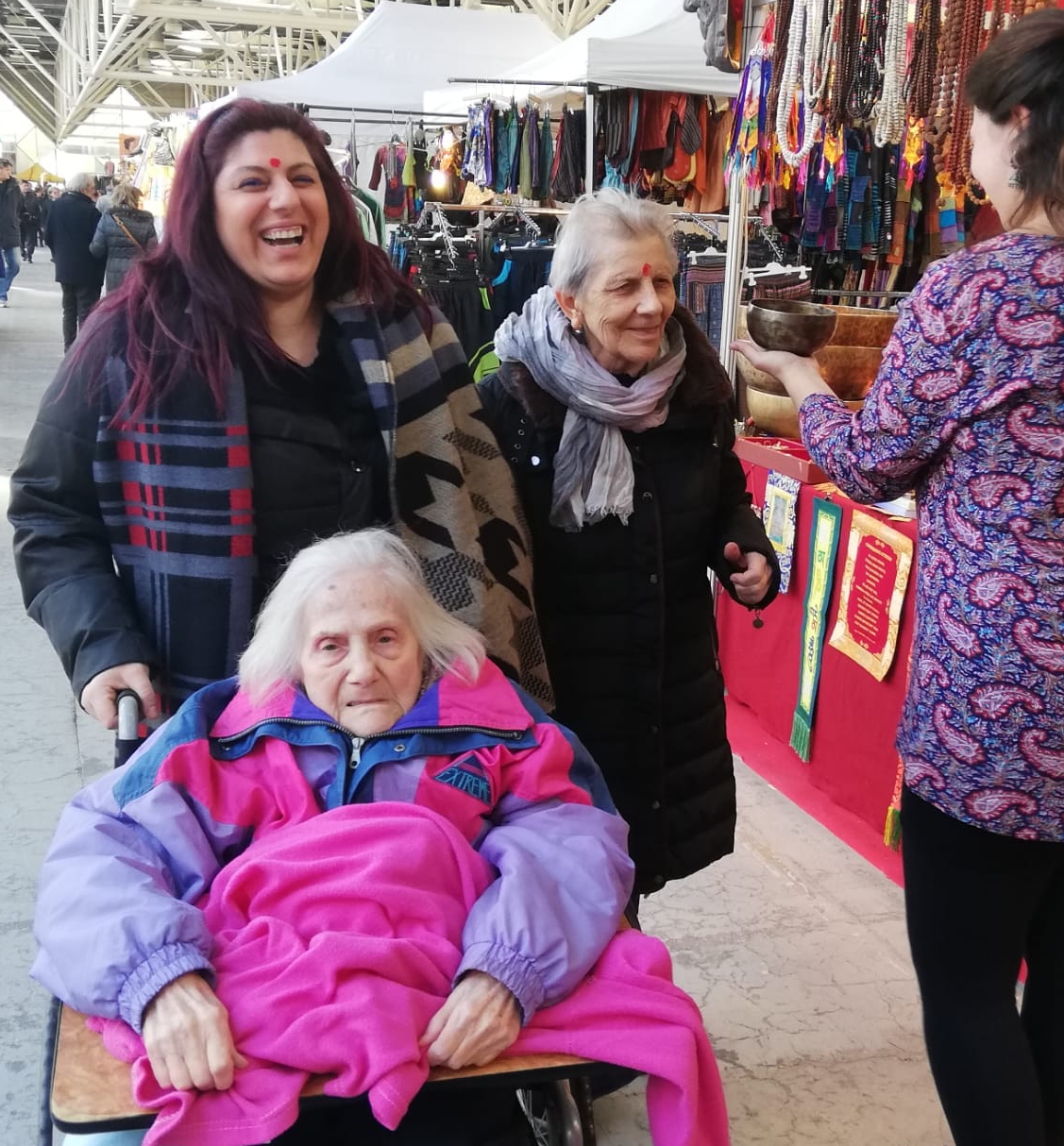 Un'immagine che ritrae borsa, capispalla, tessile, sorriso e giacca.