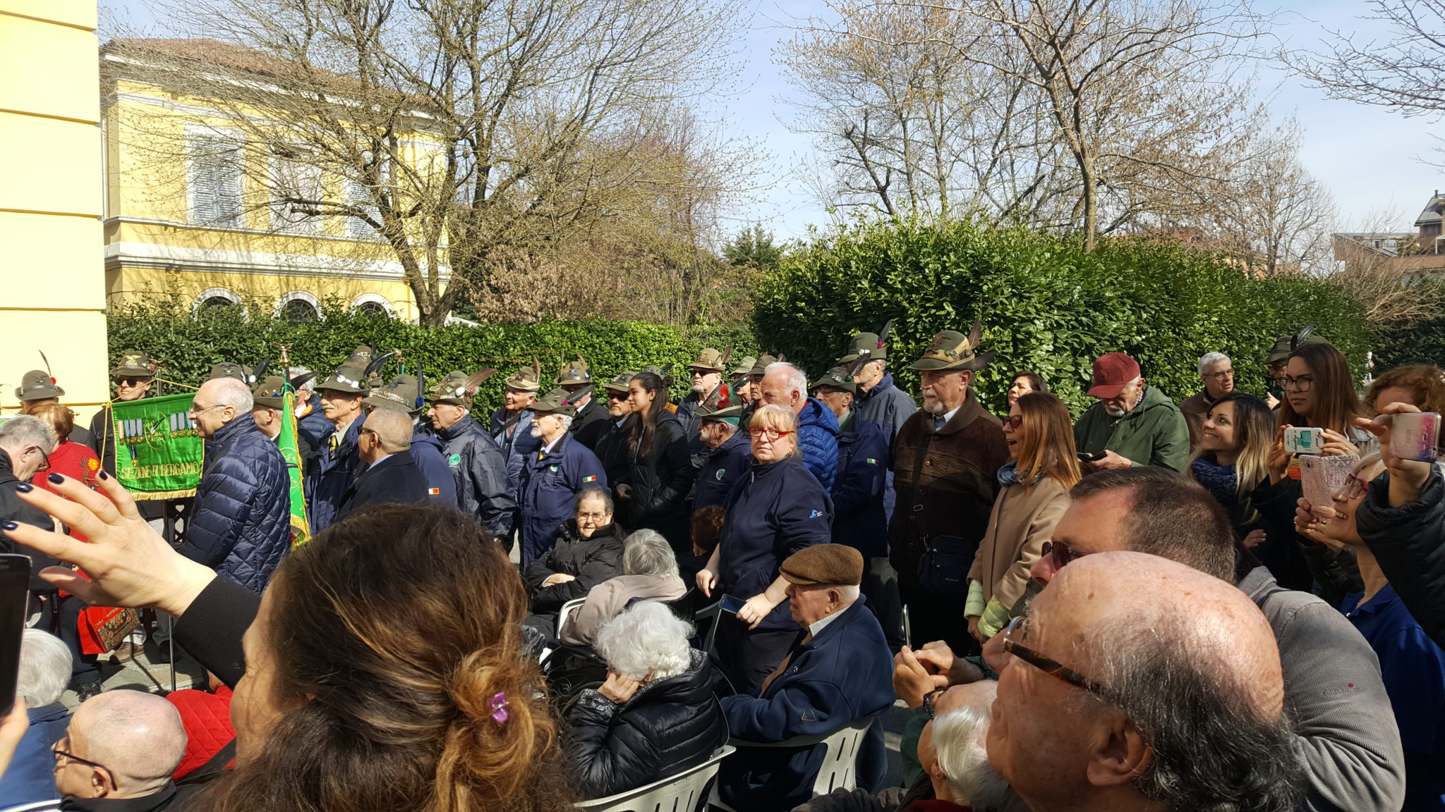 Un'immagine che ritrae persone, folla, capispalla, gruppo sociale e comunità.