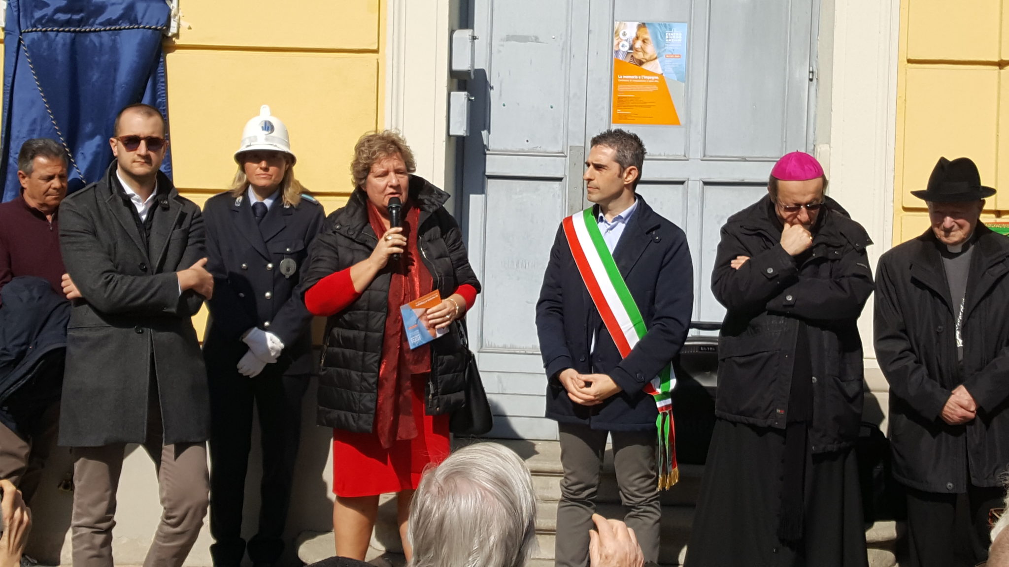 Un'immagine che ritrae capispalla, pantaloni, giacca, in piedi e cappotto.