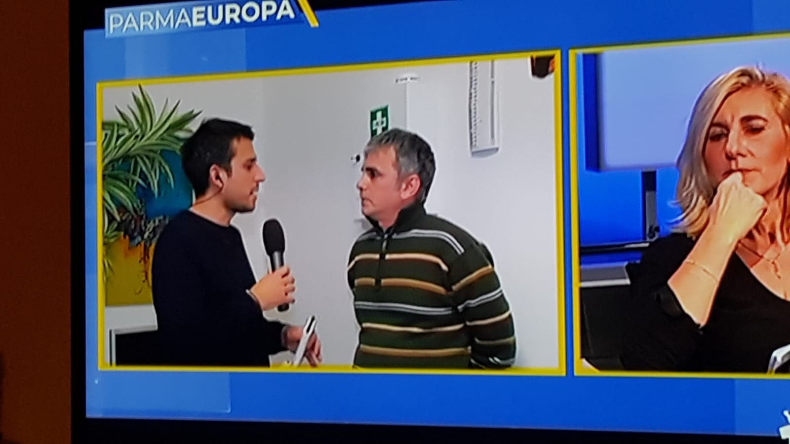 Un'immagine che ritrae dispositivo elettronico, dispositivo di visualizzazione, conversazione, programma televisivo e lcd retroilluminato a led.