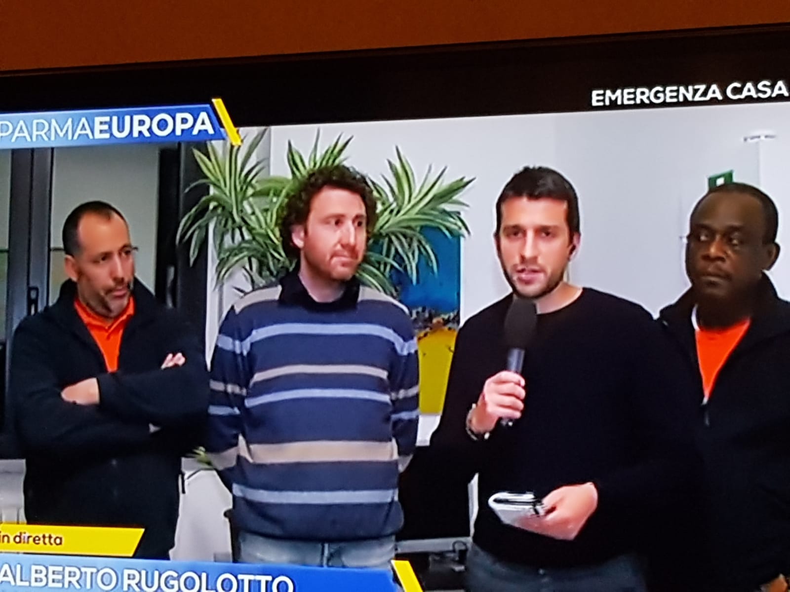 Un'immagine che ritrae barba, peli sul viso, giacca, logo e pubblicità.