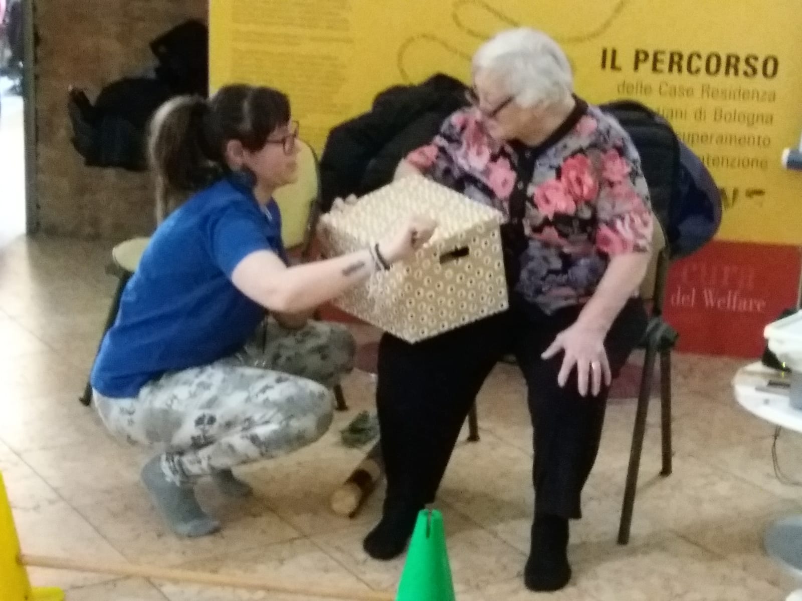 Un'immagine che ritrae bagagli e borse, borsa, militare, mimetica militare e soldato.