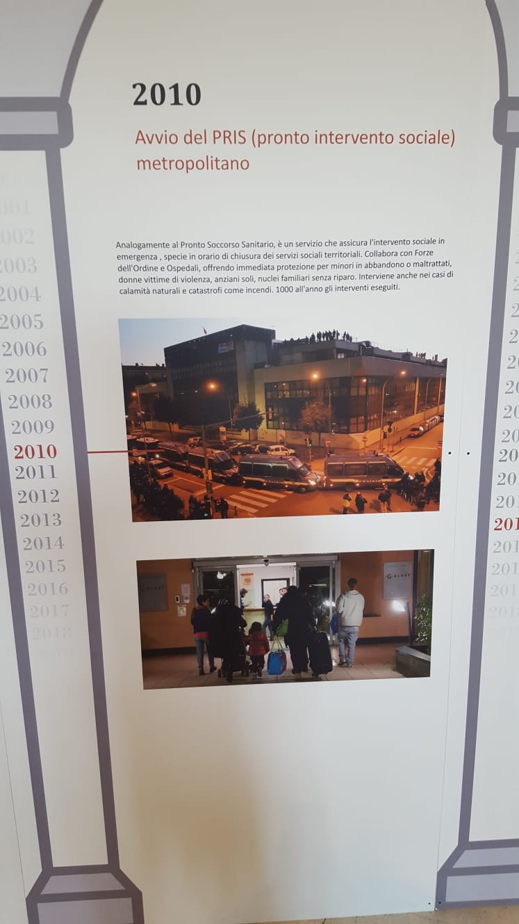 Un'immagine che ritrae pubblicità, poster e bandiera.