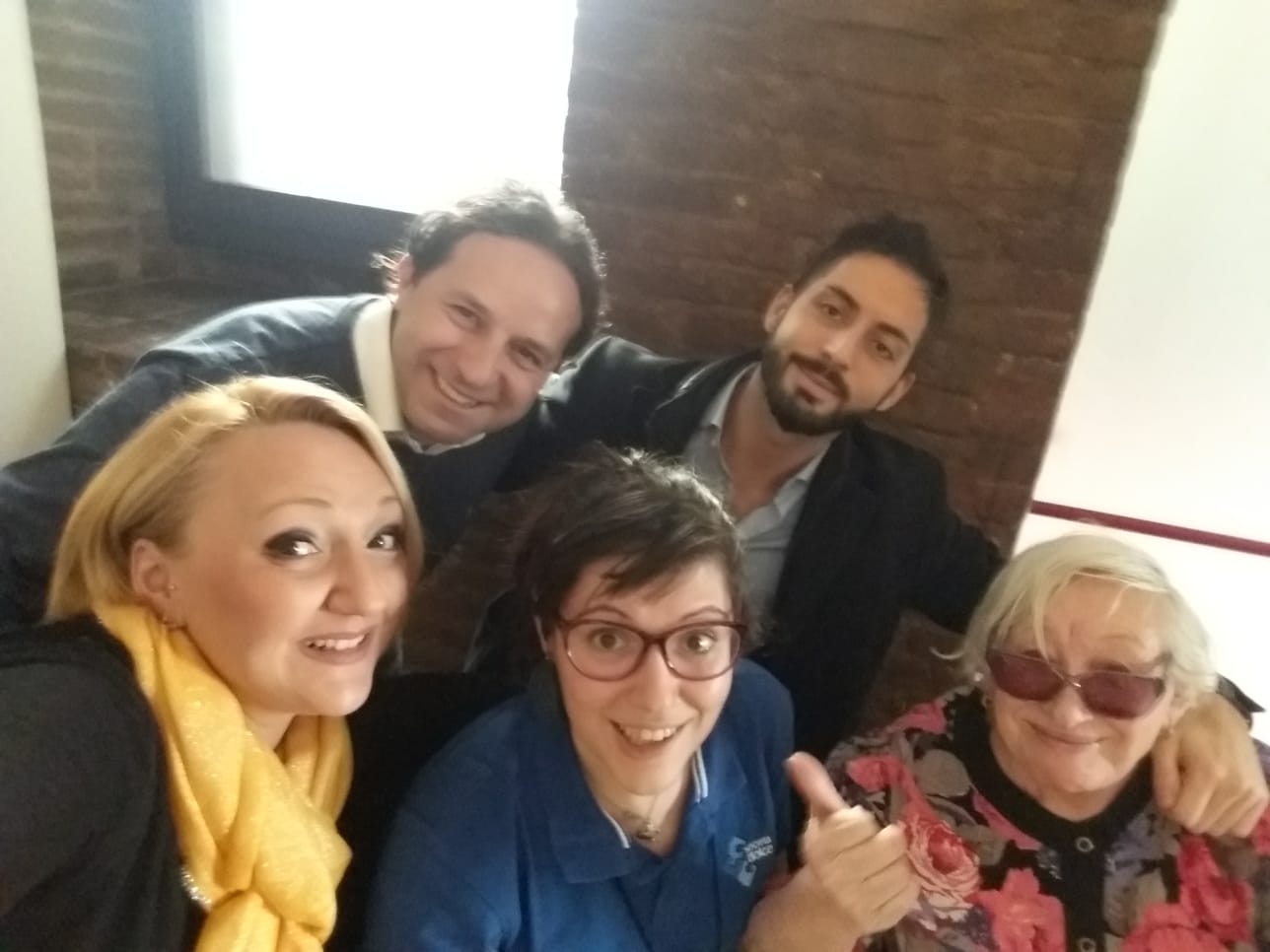 Un'immagine che ritrae persone, sorriso, felicità, capispalla e espressione facciale.