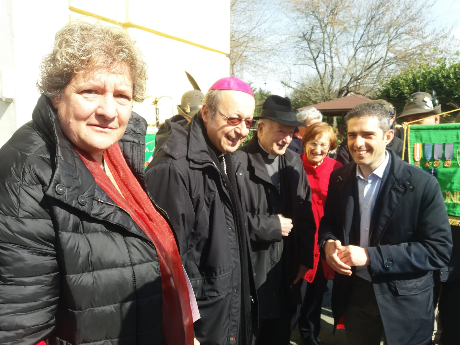 Un'immagine che ritrae vestiario, occhiali, sorriso, viso e capispalla.
