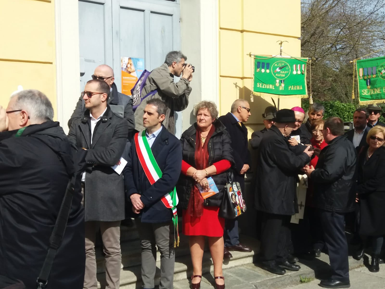 Un'immagine che ritrae capispalla, giacca, comunità, gruppo sociale e cappotto.