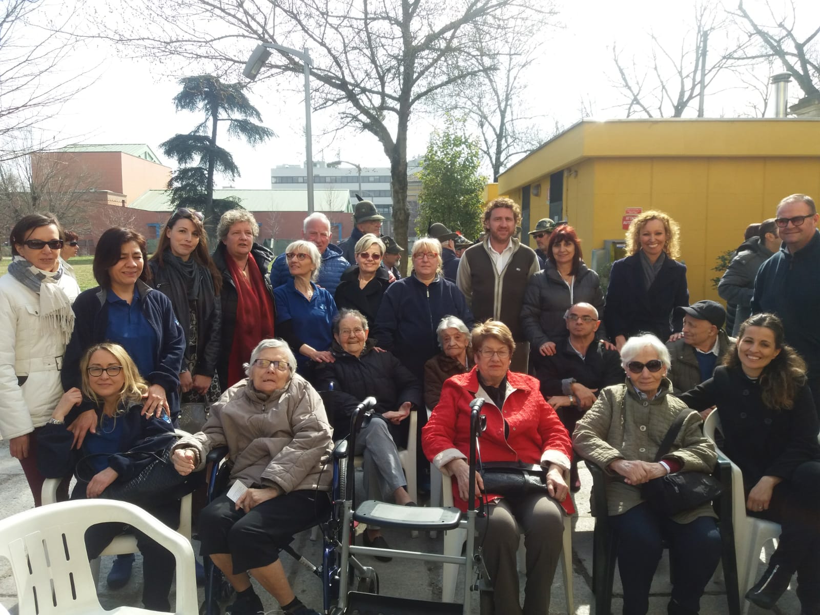 Un'immagine che ritrae gruppo sociale, comunità, sorriso, sedia a rotelle e tempo libero.