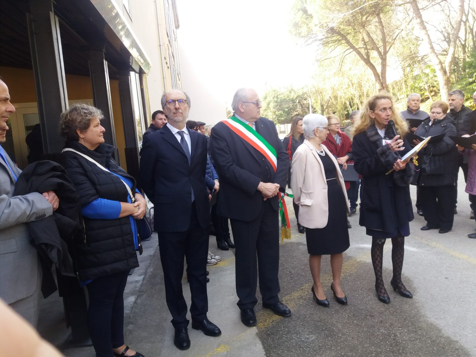 Un'immagine che ritrae capispalla, pantaloni, gruppo sociale, cappotto e comunità.