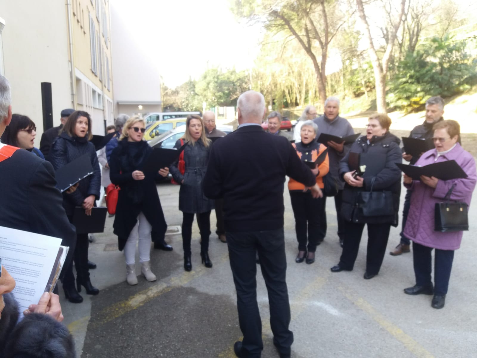 Un'immagine che ritrae capispalla, pantaloni, giacca, jeans e cappotto.
