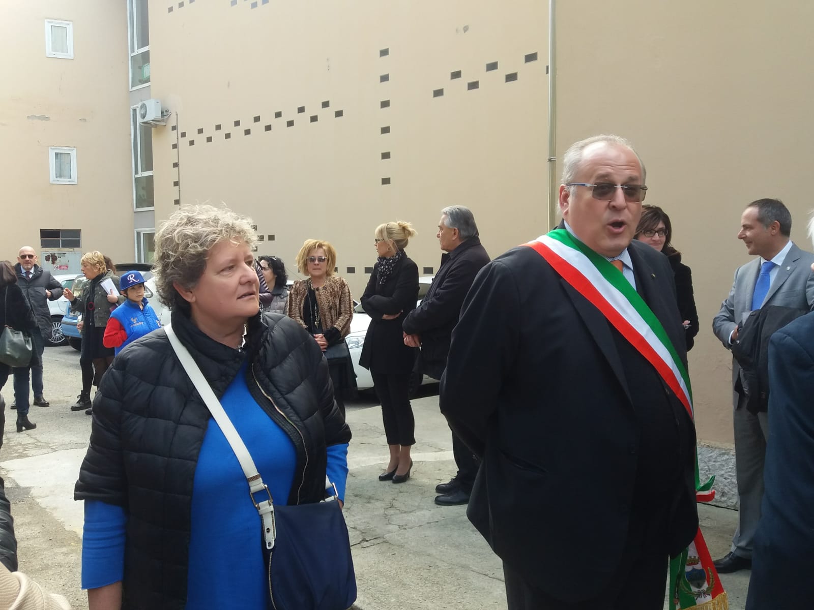 Un'immagine che ritrae capispalla, cappotto, giacca, conversazione e sciarpa.
