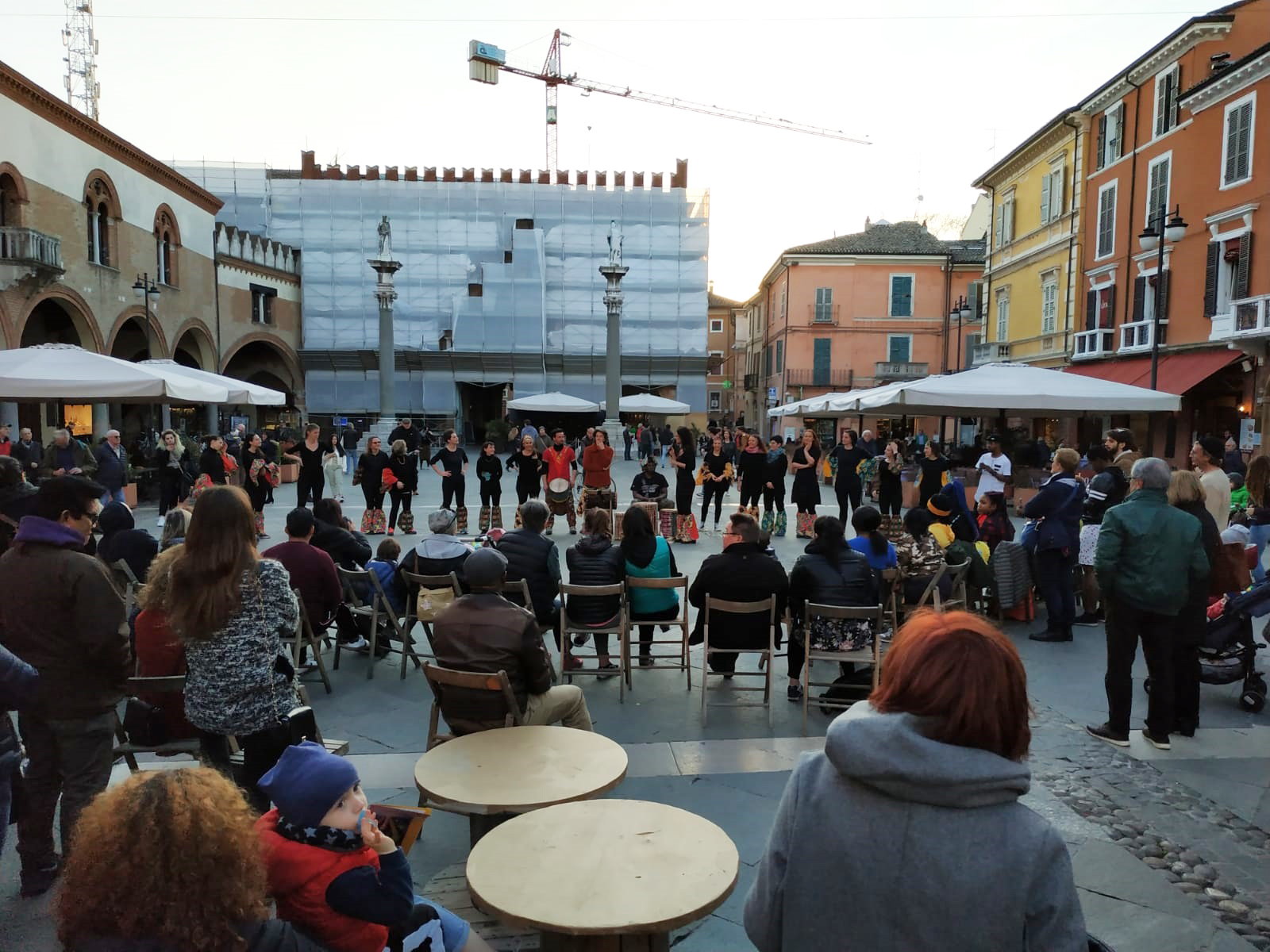 Un'immagine che ritrae spazio pubblico, città, città, pedonale e strada.