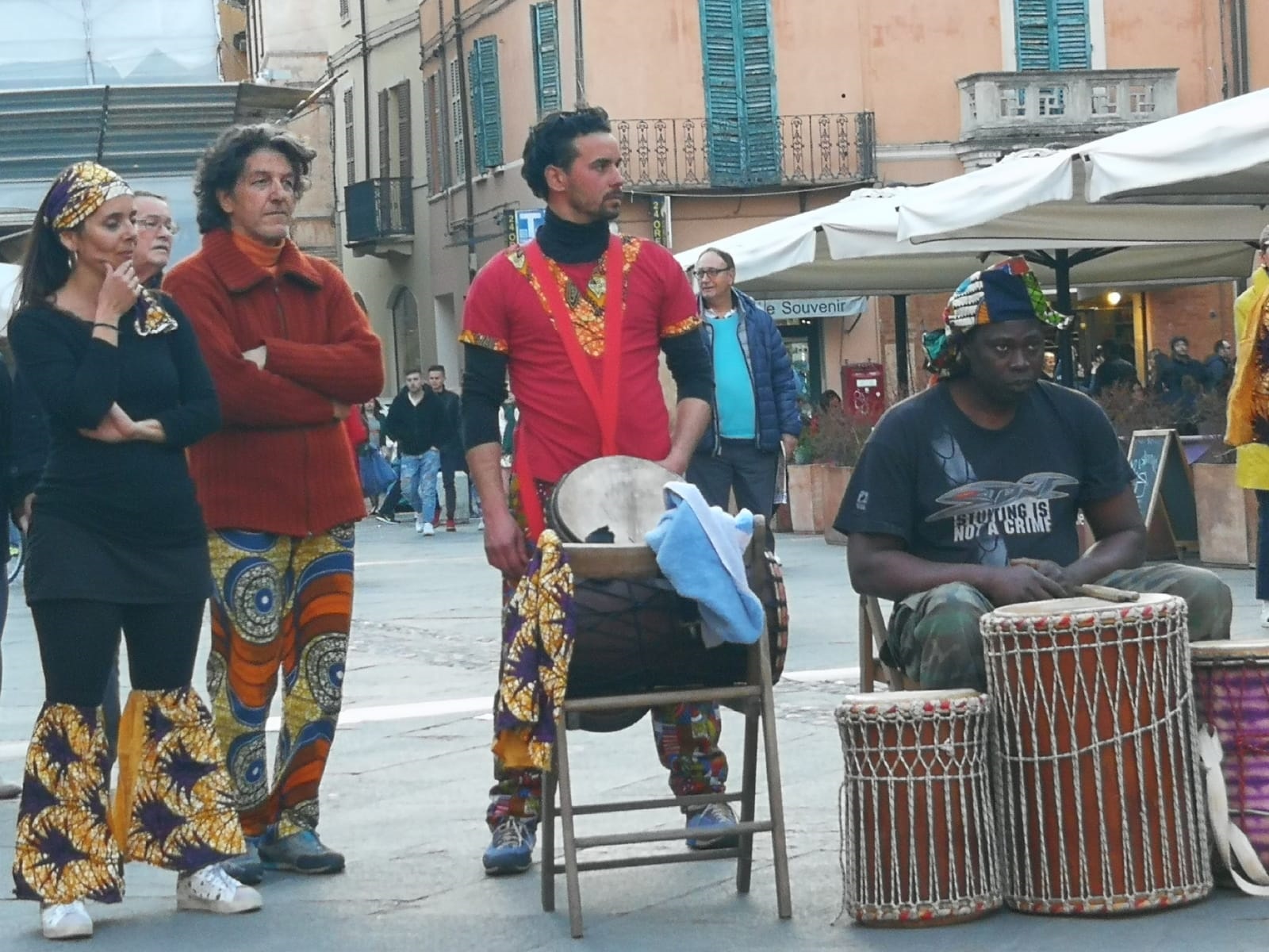 Un'immagine che ritrae tamburo, strumento musicale, percussione, membranofono e calzature.