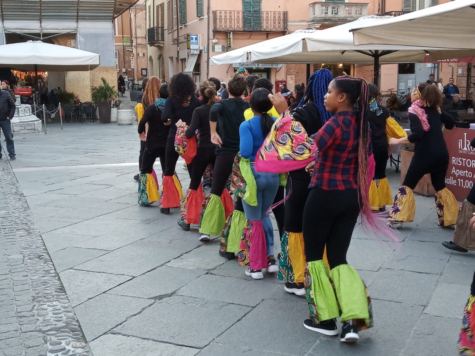 Un'immagine che ritrae calzature, scarpa, pantaloni, gamba e jeans.