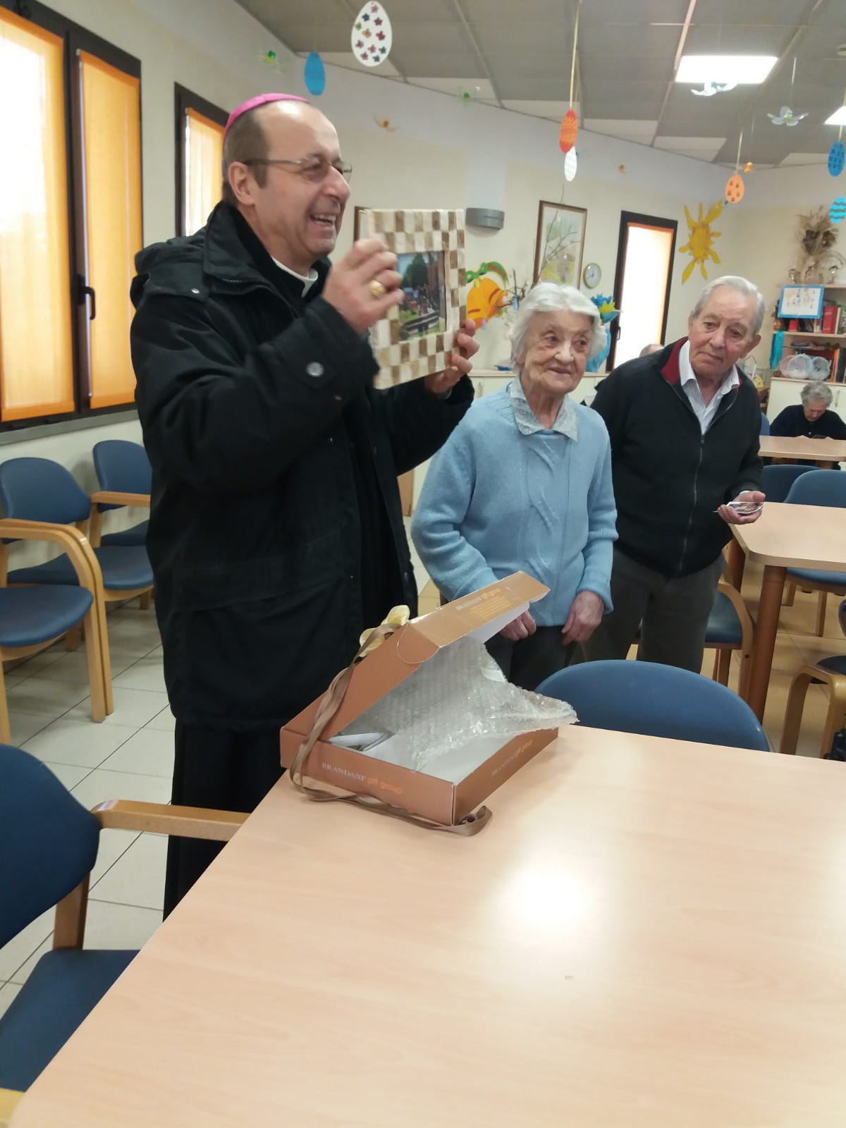 Un'immagine che ritrae capispalla, mobilia, cappotto, sedia e vernice.