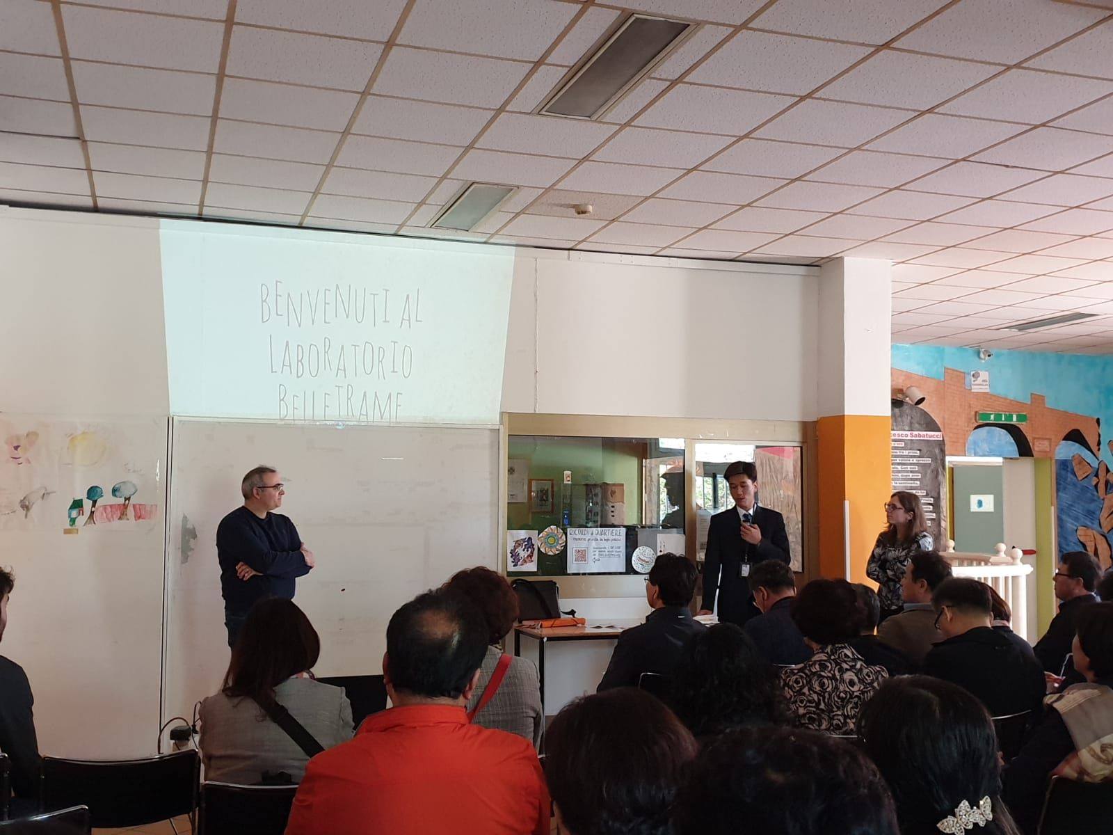 Un'immagine che ritrae soffitto, design d'interni, giacca, presentazione e lavoro.