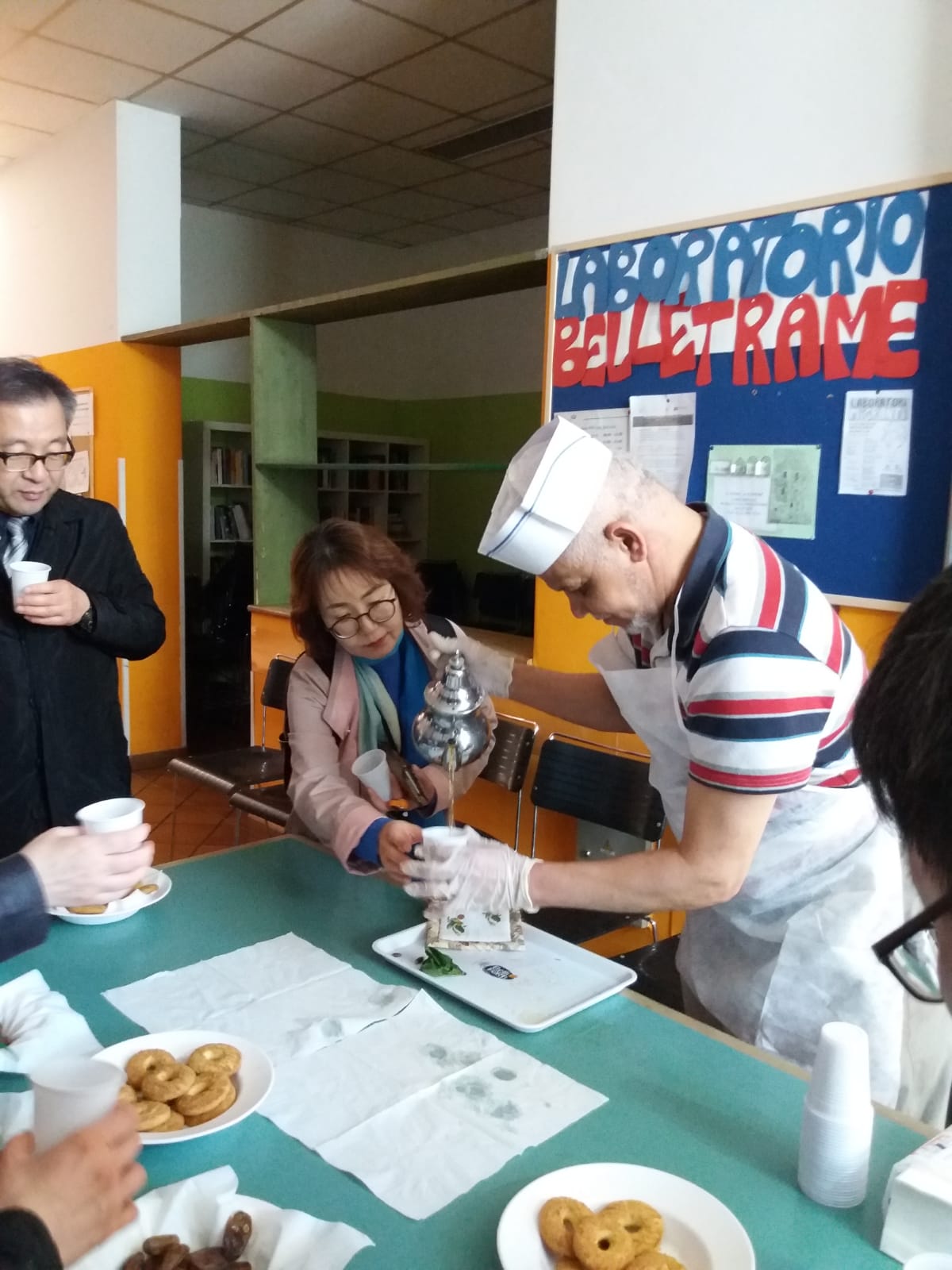 Un'immagine che ritrae cibo, tavolo, cucina, arti culinarie e cibo confortante.