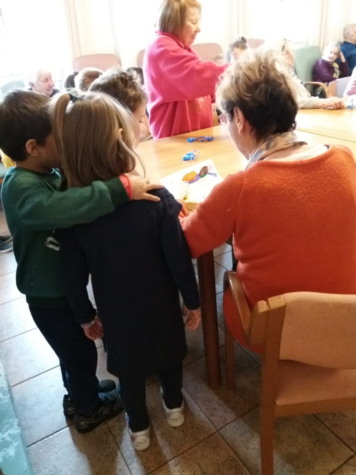Un'immagine che ritrae braccio, mano, mobilia, pavimentazione e giacca.
