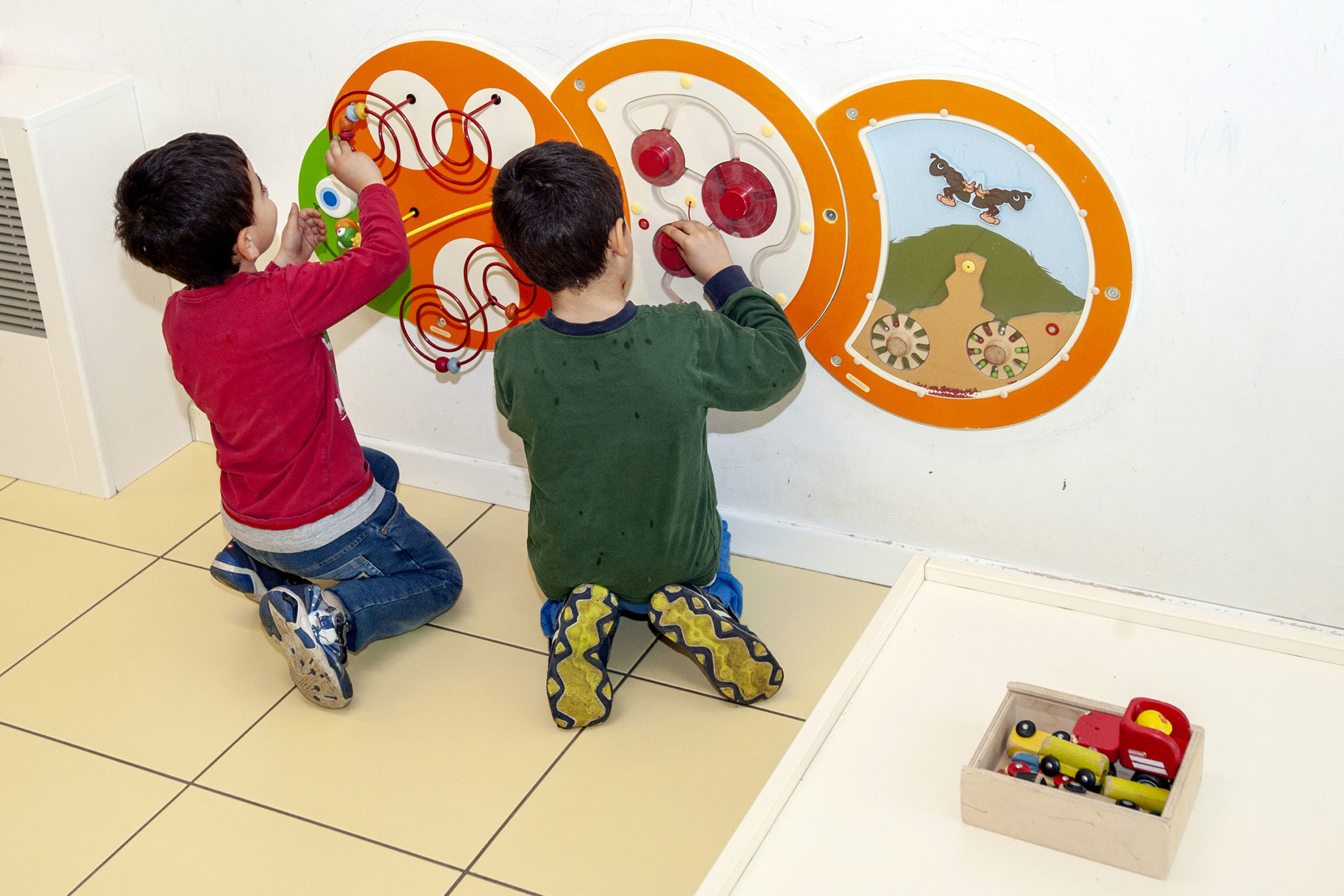Un'immagine che ritrae bambino, giocare, bambino che fa i primi passi, asilo e apprendimento.