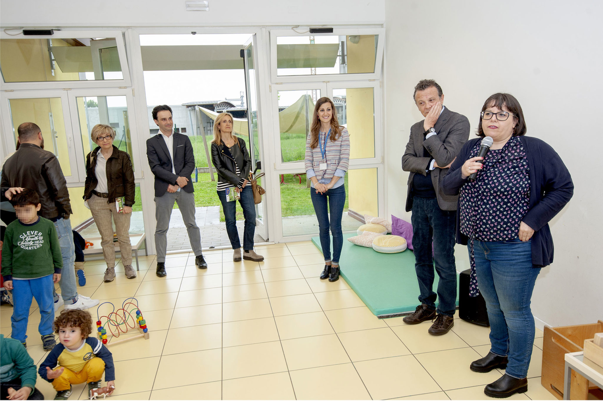 Un'immagine che ritrae persone, scarpa, jeans, calzature e pantaloni.