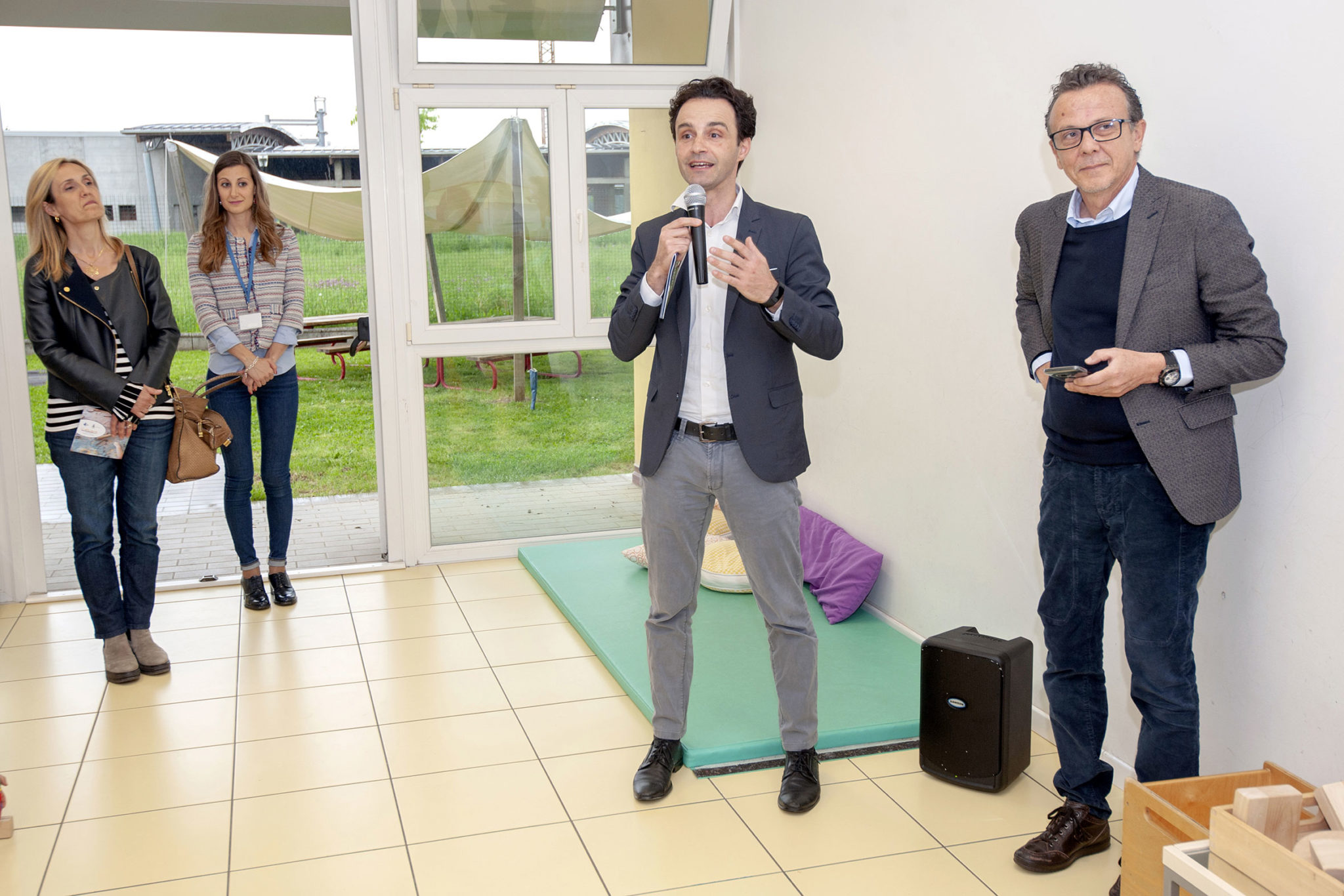 Un'immagine che ritrae vestiario, pantaloni, jeans, design d'interni e pavimentazione.