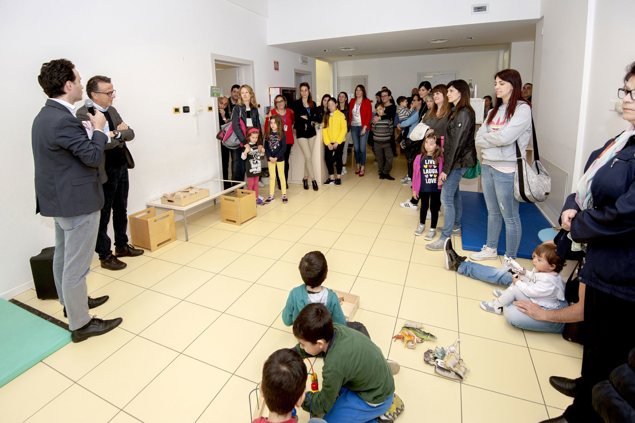 Un'immagine che ritrae braccio, pavimentazione, jeans, scarpa e pantaloni.