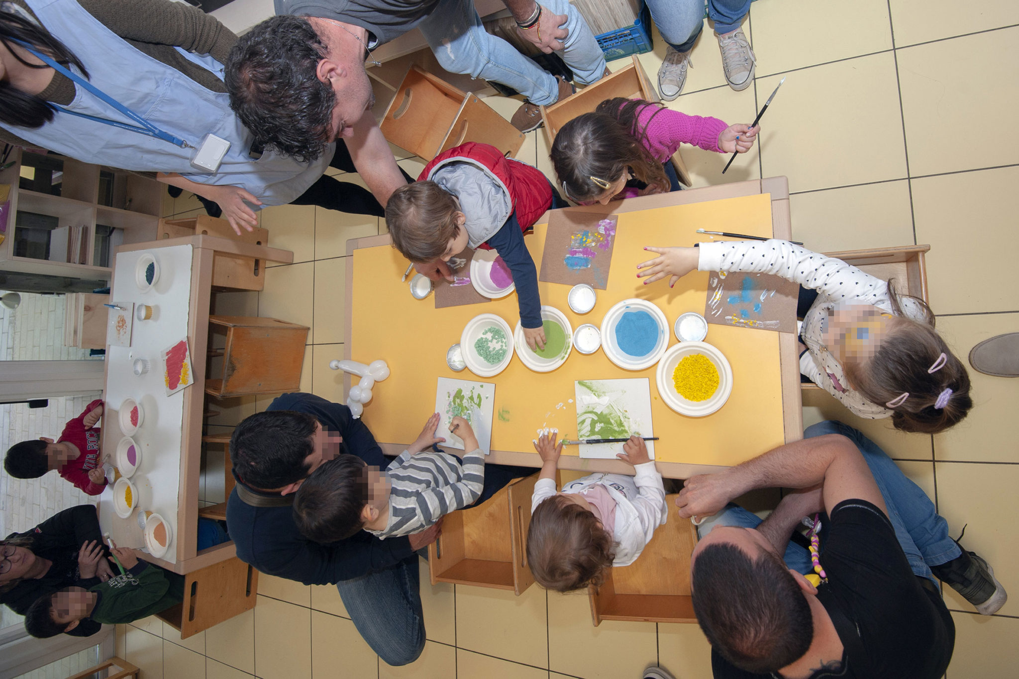 Un'immagine che ritrae maglietta, mobilia, camicia, tavolo e comunità.