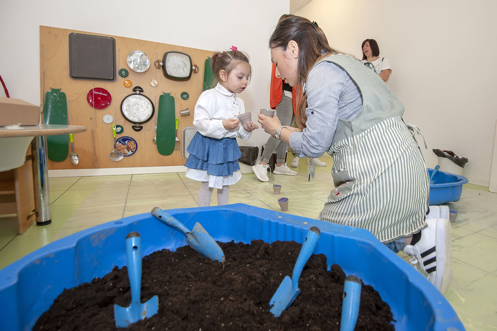 Un'immagine che ritrae bambino, plastica, giocare, bambino che fa i primi passi e asilo.