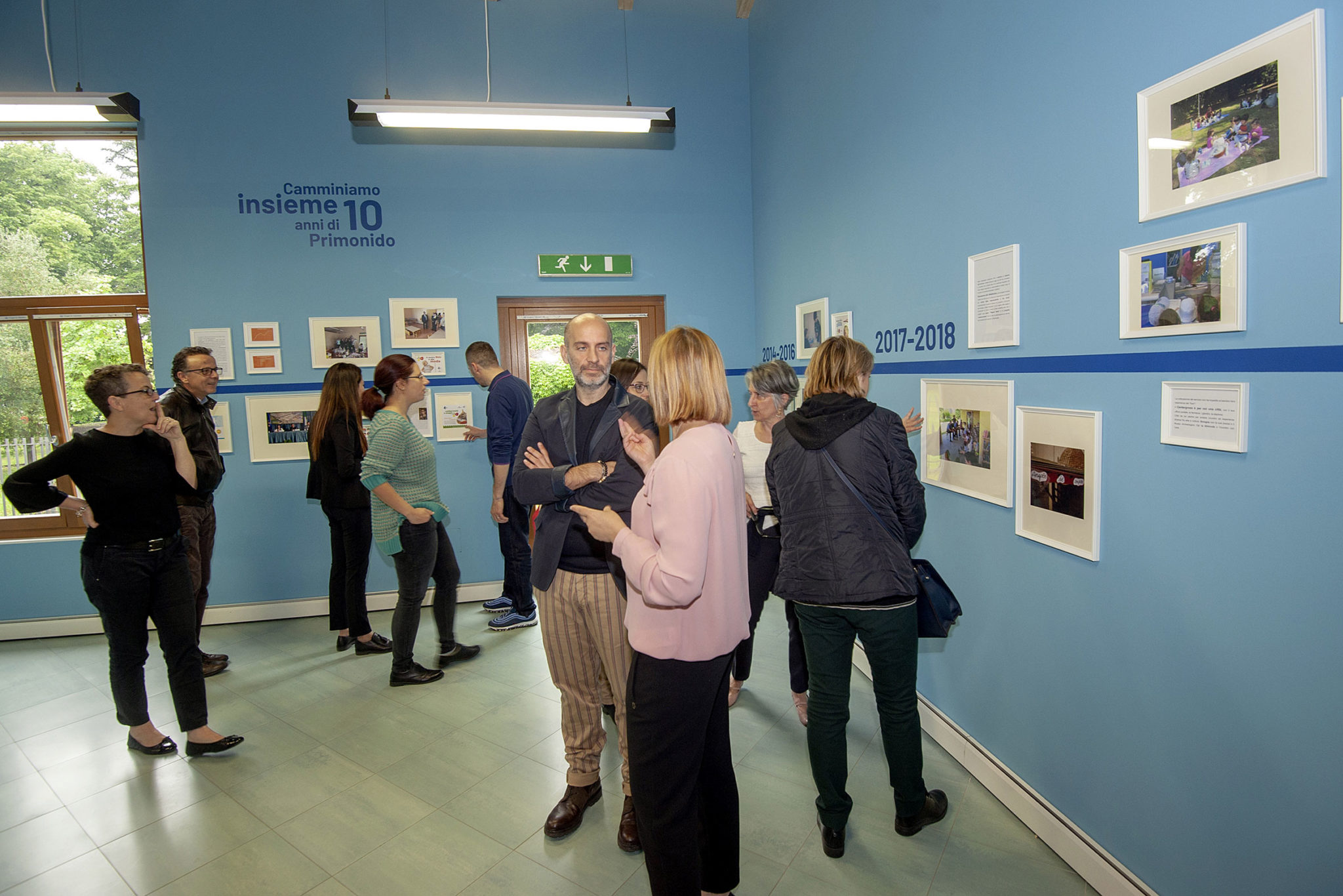 Un'immagine che ritrae evento, design d'interni, mostra, cornice e biondo.