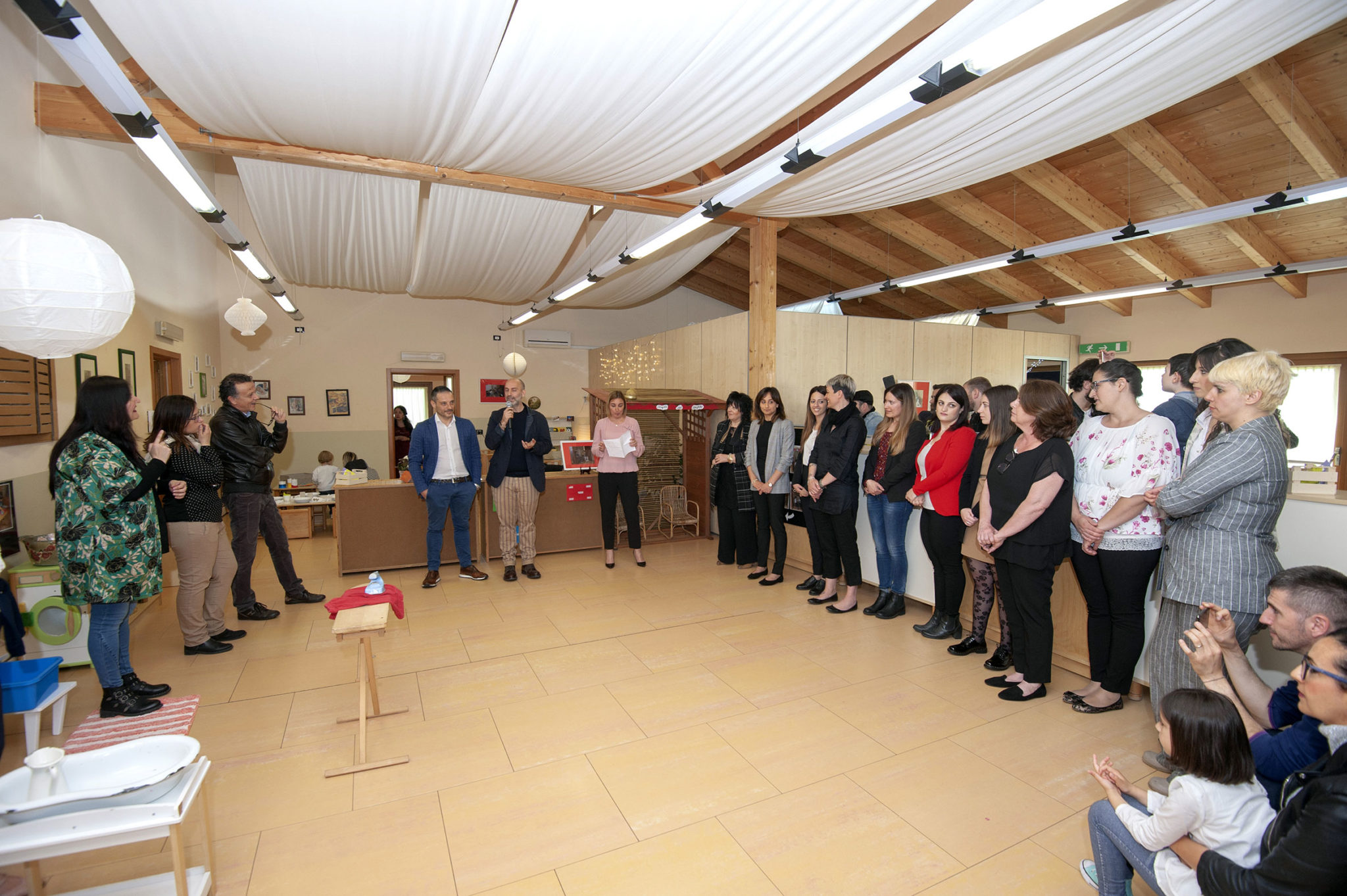 Un'immagine che ritrae pavimentazione, pantaloni, evento, design d'interni e jeans.