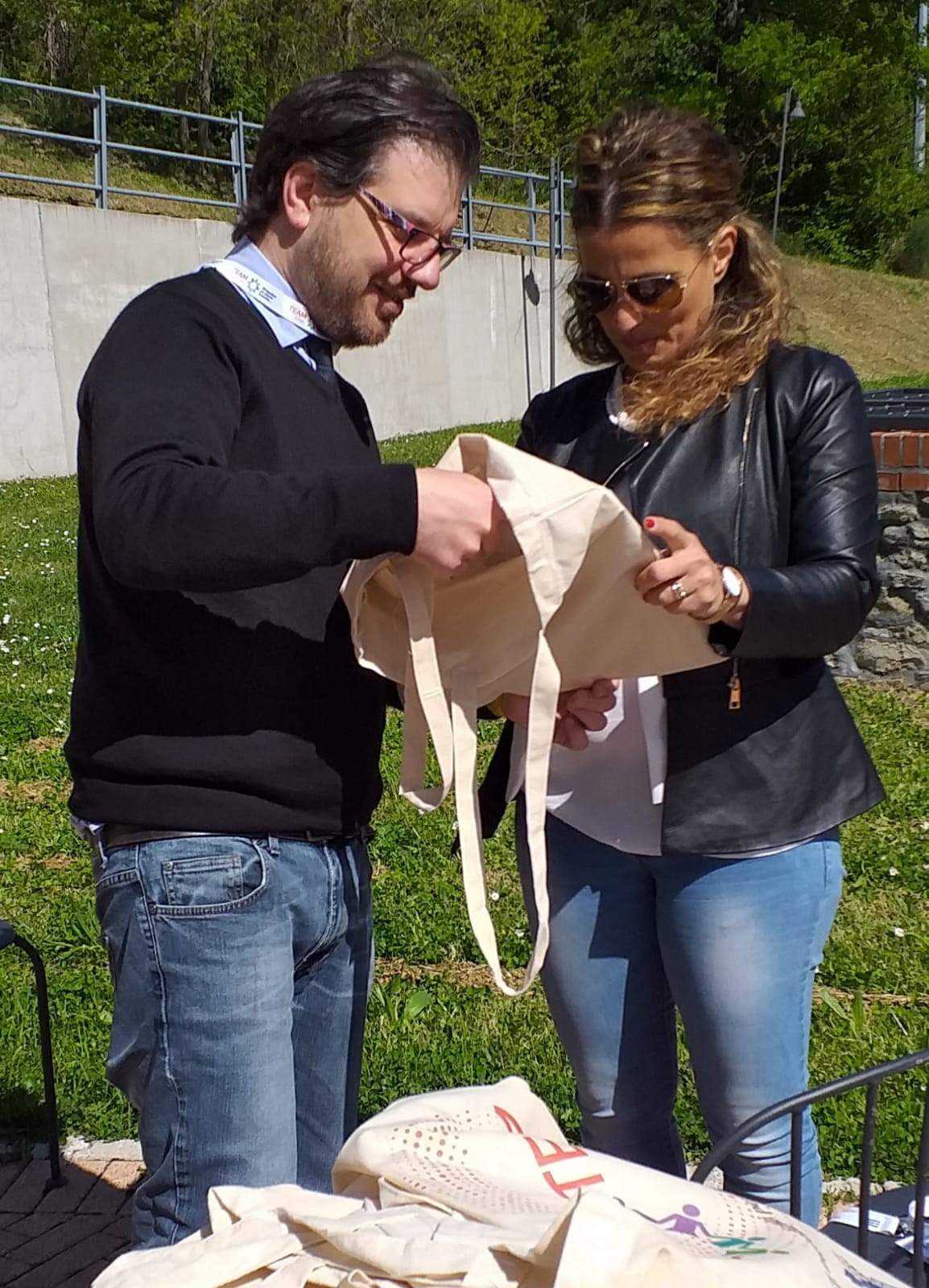 Un'immagine che ritrae occhiali, occhiali, cura della vista, occhiali da sole e occhiali.
