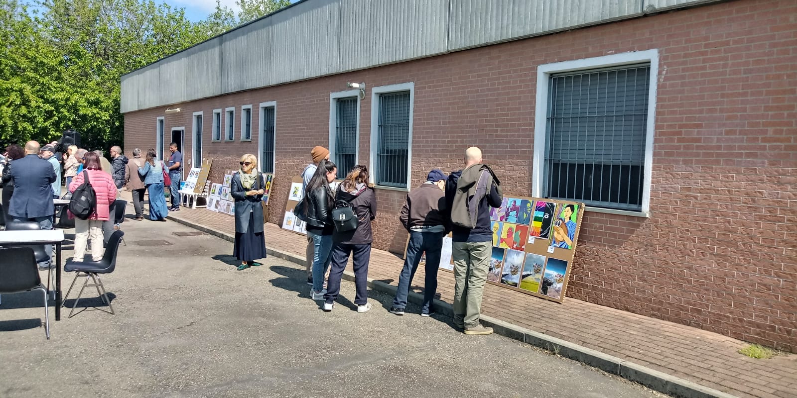 Un'immagine che ritrae jeans, spazio pubblico, comunità, pedonale e folla.