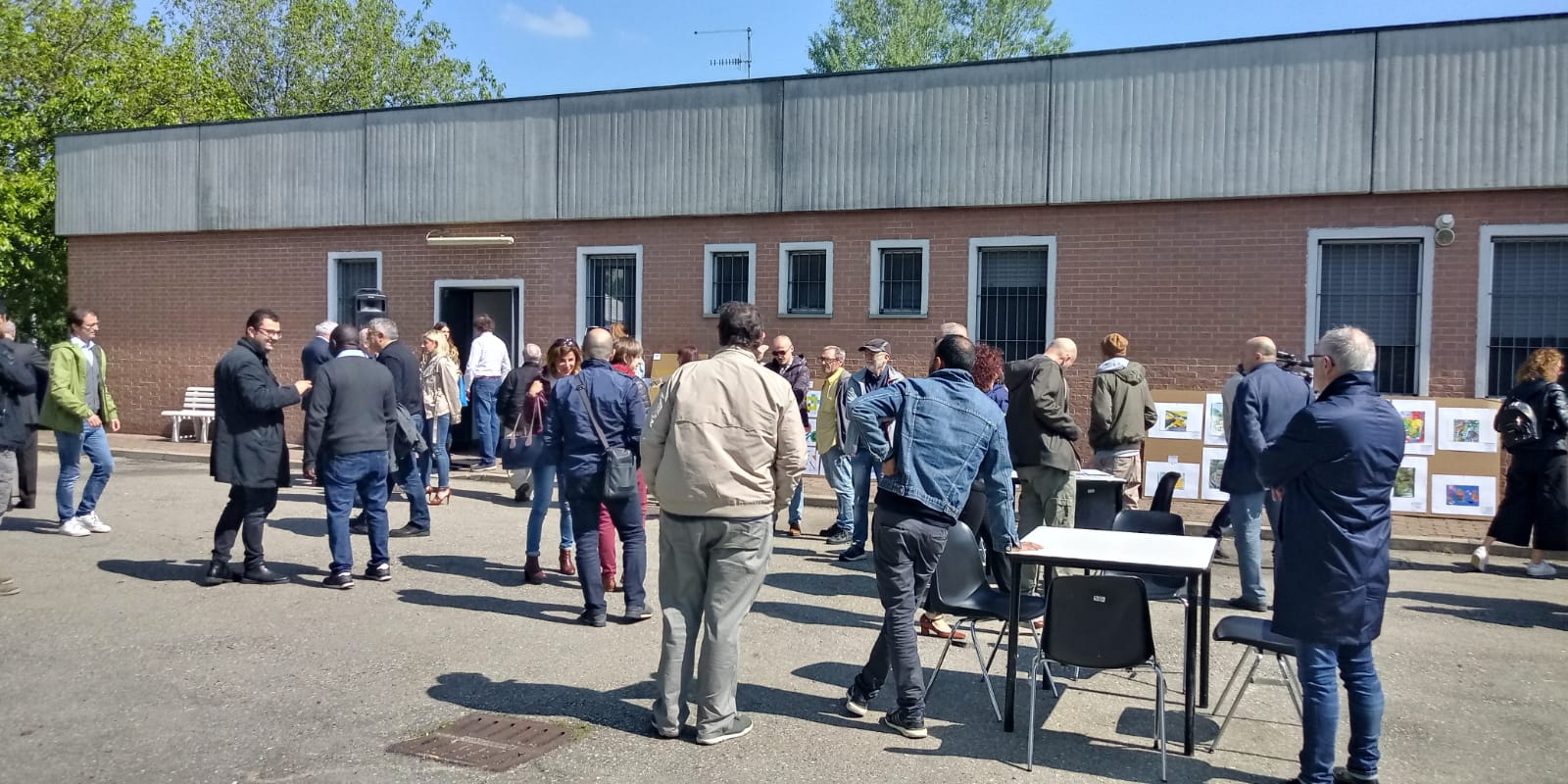 Un'immagine che ritrae pantaloni, jeans, comunità e folla.