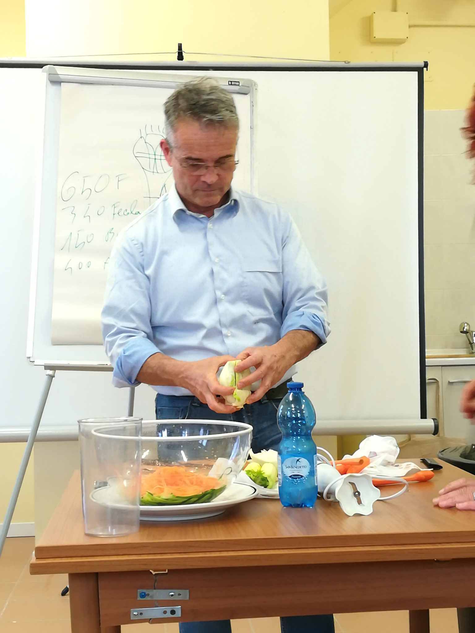 Un'immagine che ritrae lavagna bianca, stoviglie, forniture per ufficio, alimenti naturali e produrre.