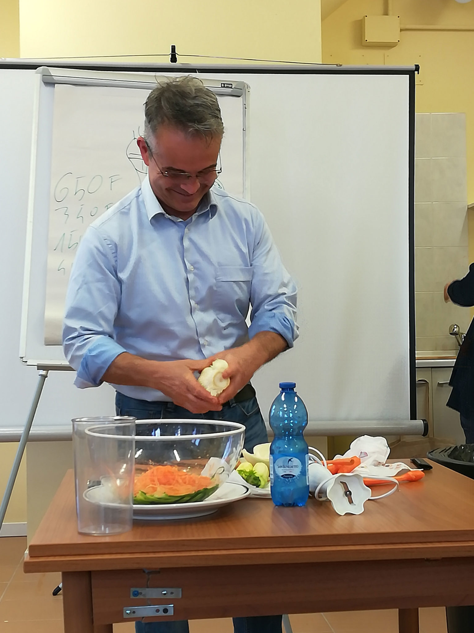 Un'immagine che ritrae produrre, cibo, alimenti naturali, verdura e frutta.