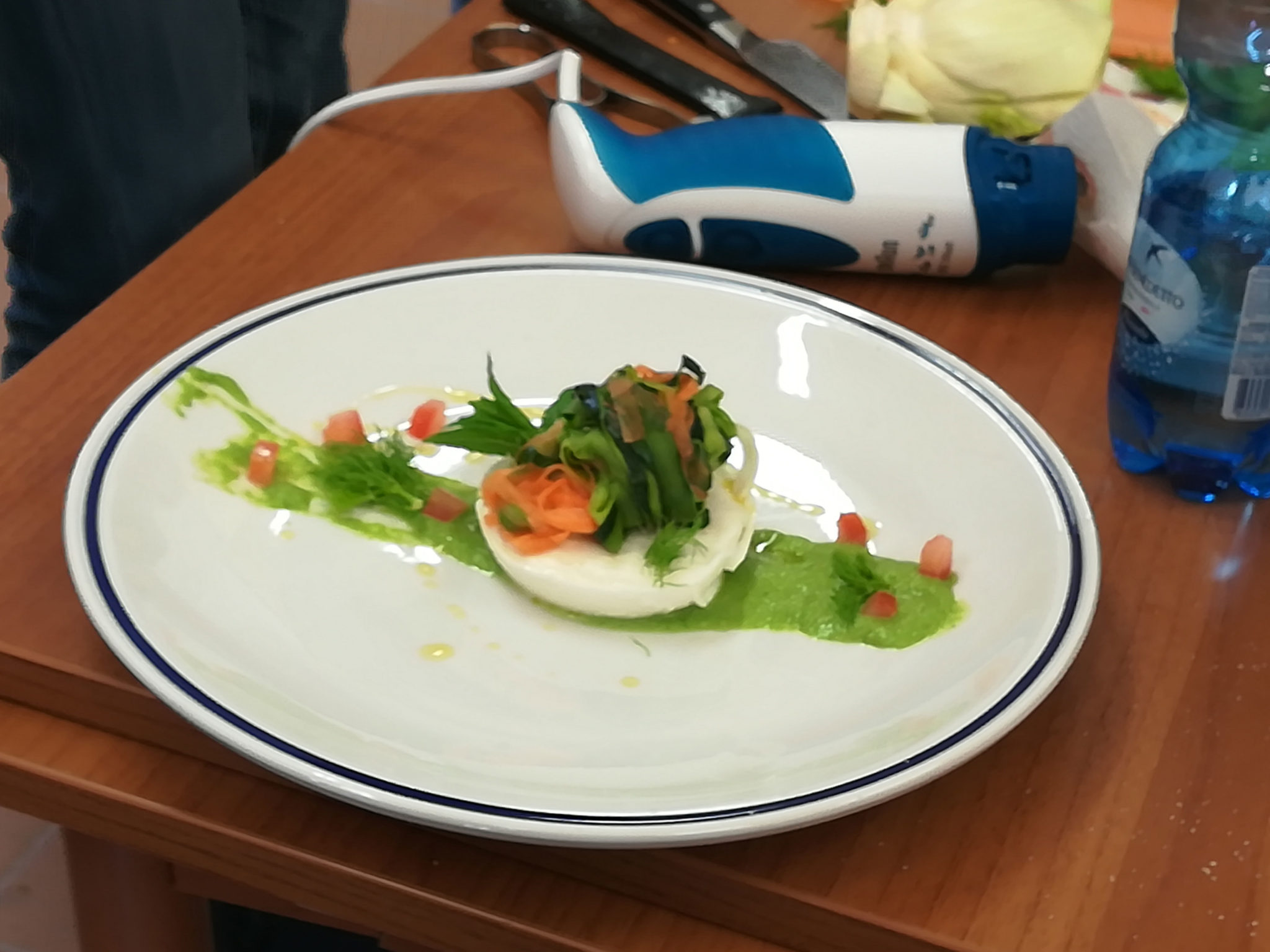 Un'immagine che ritrae cibo, stoviglie, stoviglie, ingrediente e stoviglie.