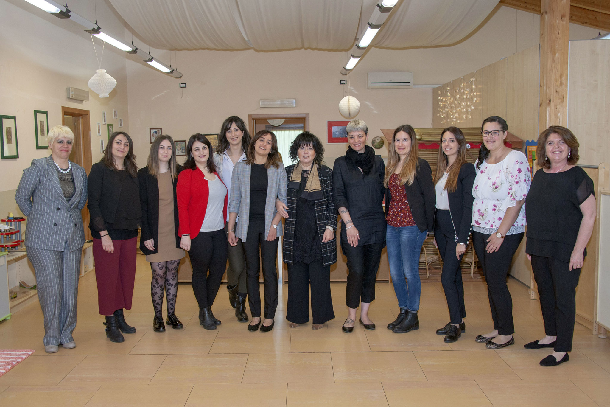 Un'immagine che ritrae scarpa, pantaloni, design d'interni, gamba e gruppo sociale.