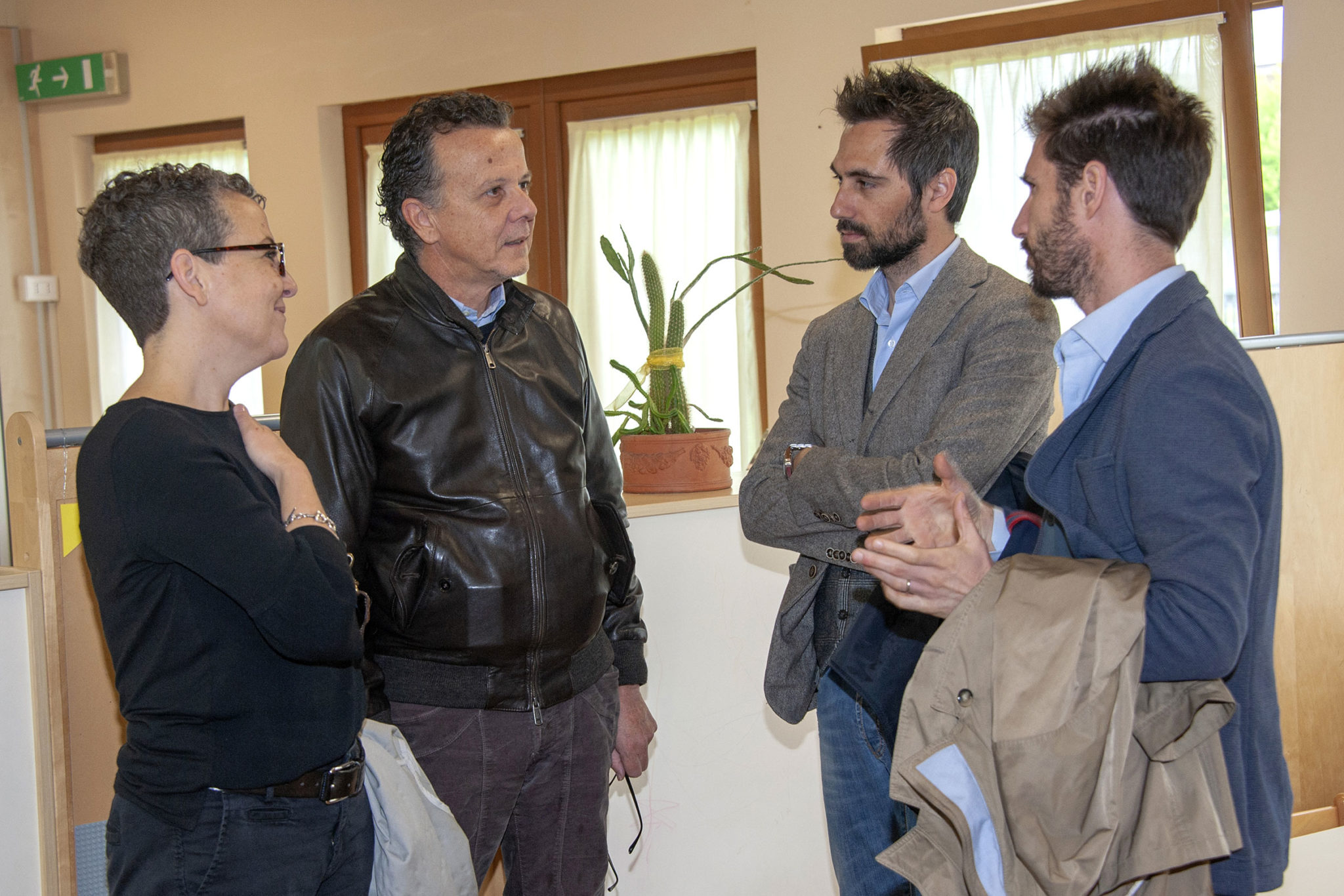 Un'immagine che ritrae manica, collare, pantaloni, capispalla e in piedi.